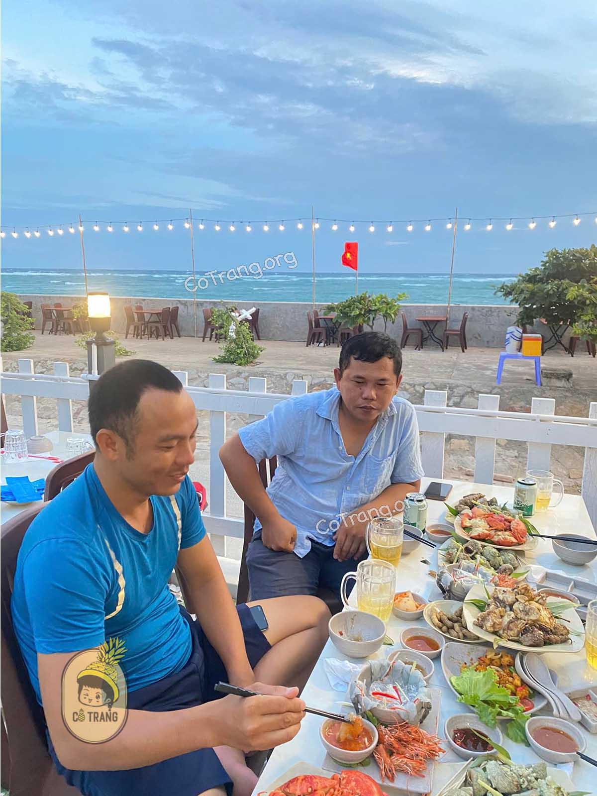 Ốc Phú Quý - bờ kè ven biển của xã Tam Thanh, Phú Quý