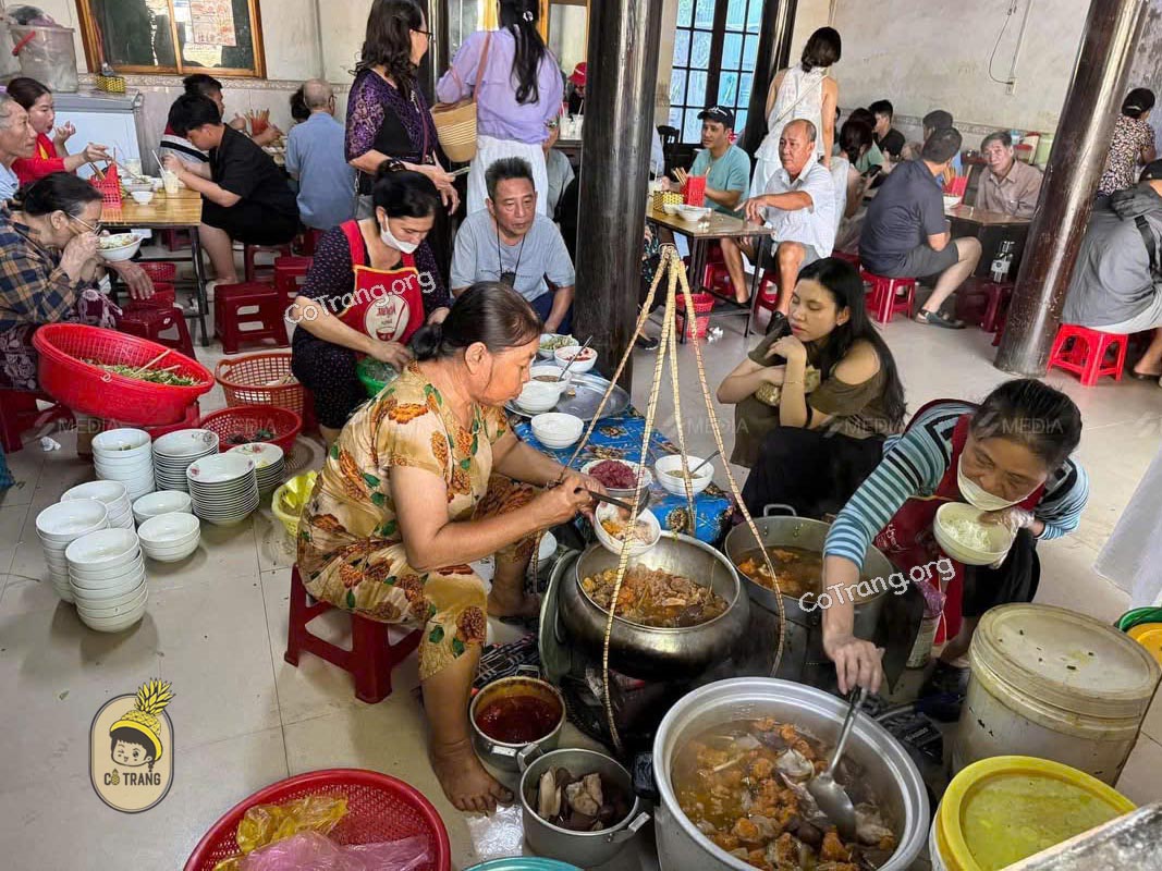 Bún Bò Mệ Kéo ở Huế - Gánh Bún Bò siêu ngon với tuổi đời kơn 70 năm, menu, review