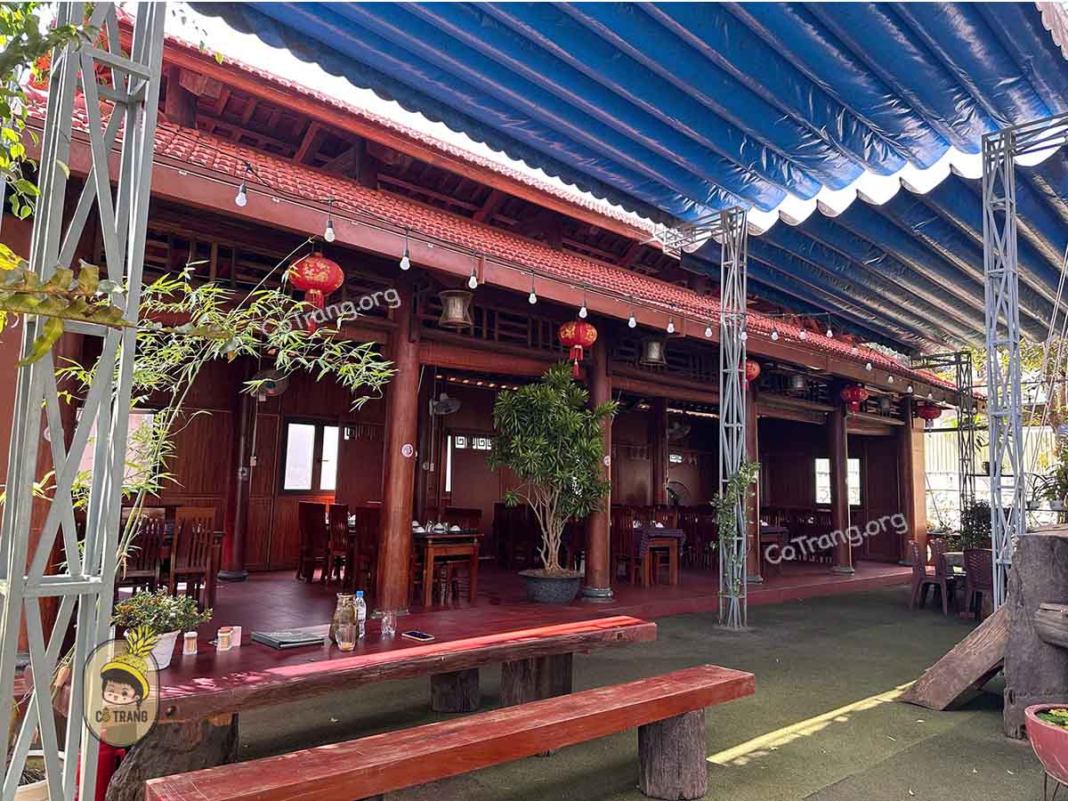 Không gian tại Nhà hàng Dăm San Gia Lai