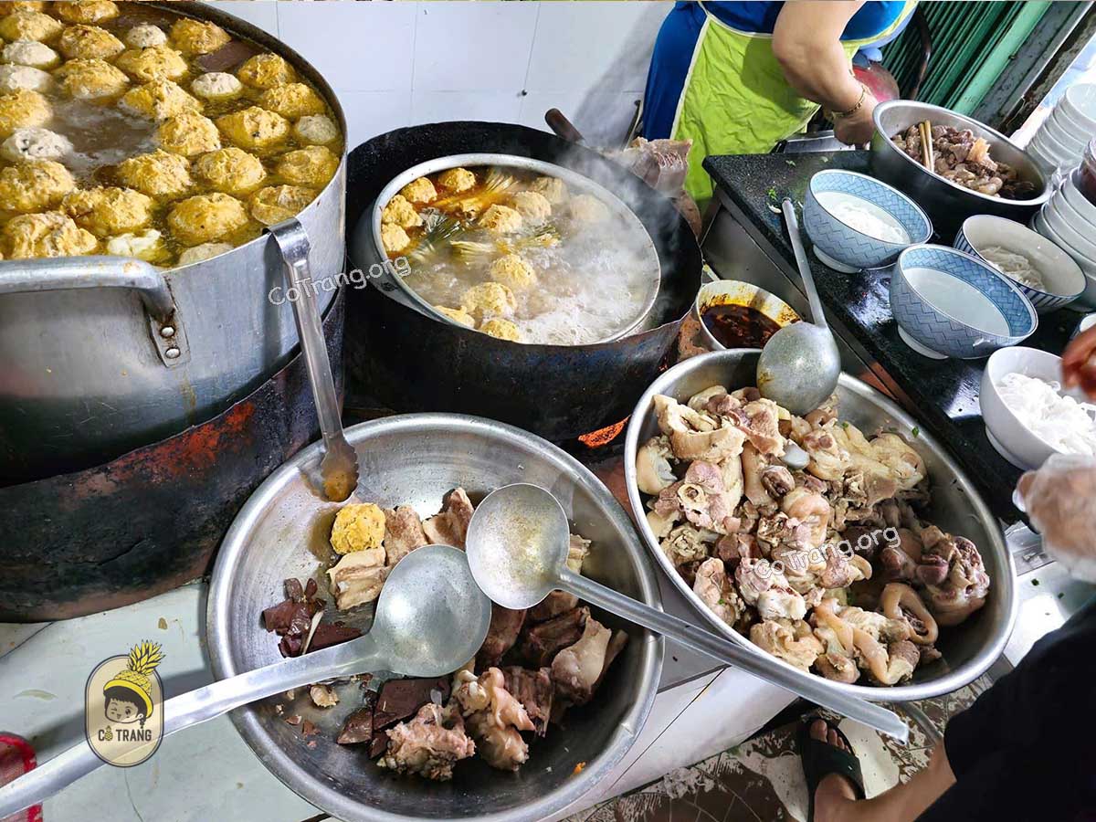 Bún Bò Huế O Phượng - 24 Nguyễn Khuyến, Huế