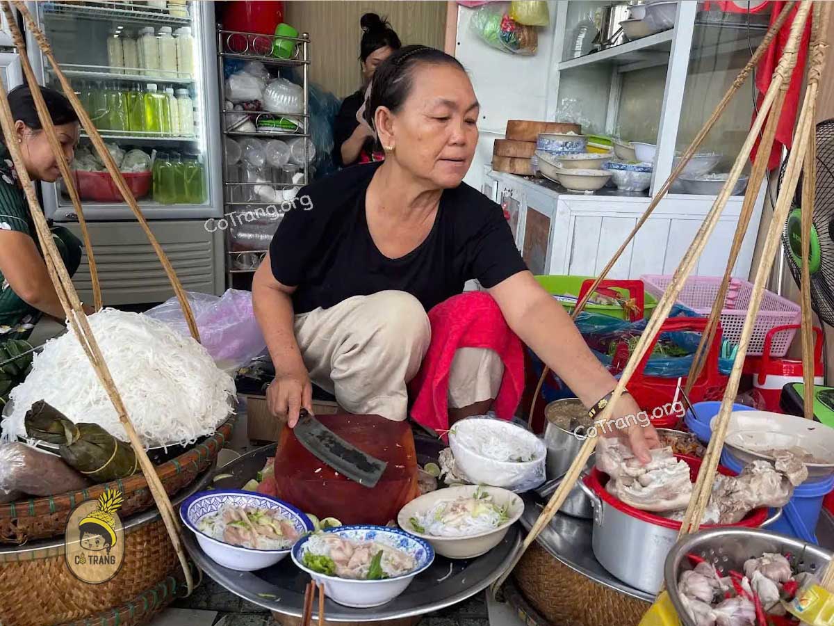 Bún Mắm Nêm O Bê - Quán Bún Mắm Nổi Tiếng Nhất Nhì Xứ Huế, Menu, Reivew