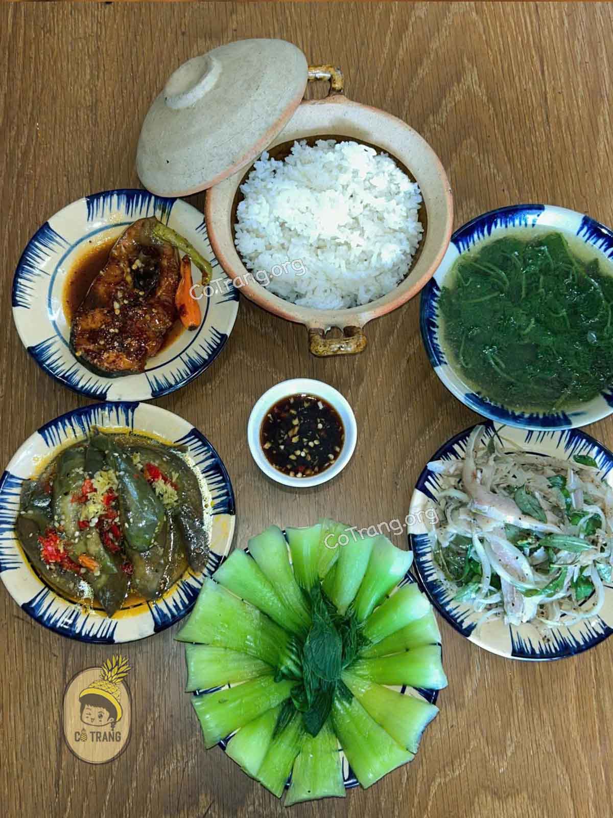 Không gian và món ăn tại Pumpkin Restaurant Huế