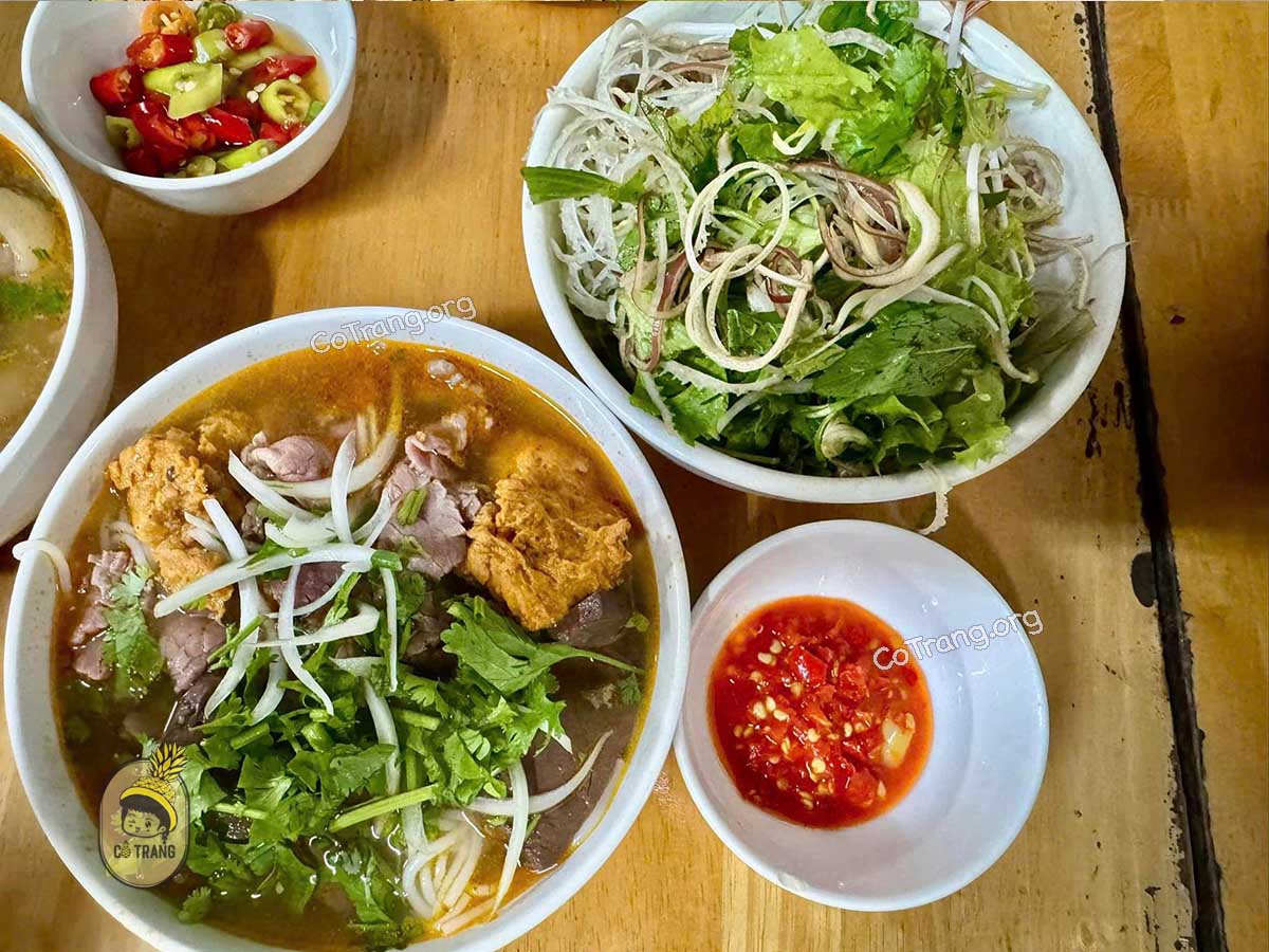Bún Bò Mệ Kéo - 20 Bạch Đằng, Huế (ảnh sưu tầm)