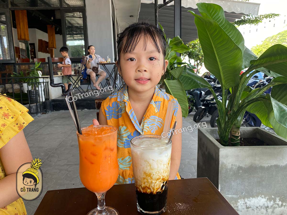 Không gian và thức uống tại Quán