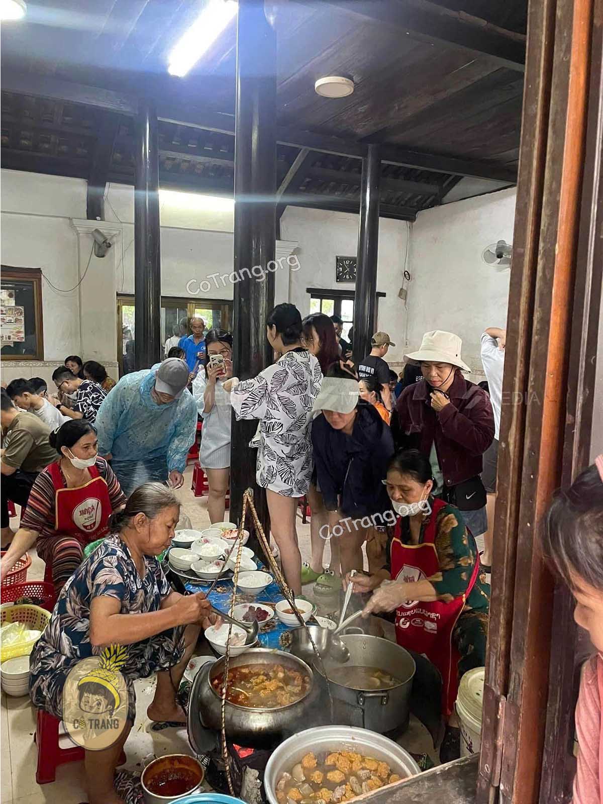 Món ăn tại Bún Bò Mệ Kéo, Huế (ảnh sưu tầm)
