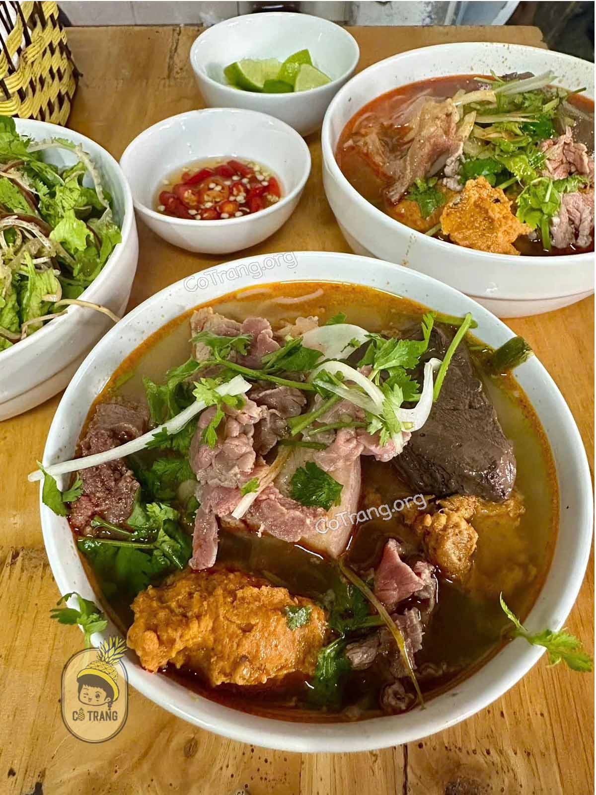 Món ăn tại Bún Bò Mệ Kéo, Huế (ảnh sưu tầm)
