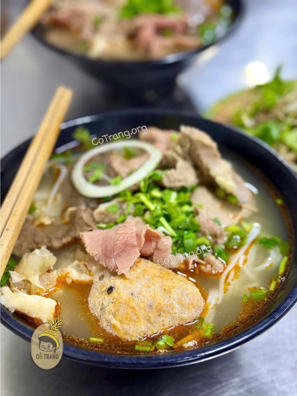 Menu và Không gian tại Bún Bò Huế O Phượng, Huế