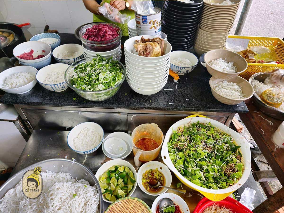 Menu và Không gian tại Bún Bò Huế O Phượng, Huế