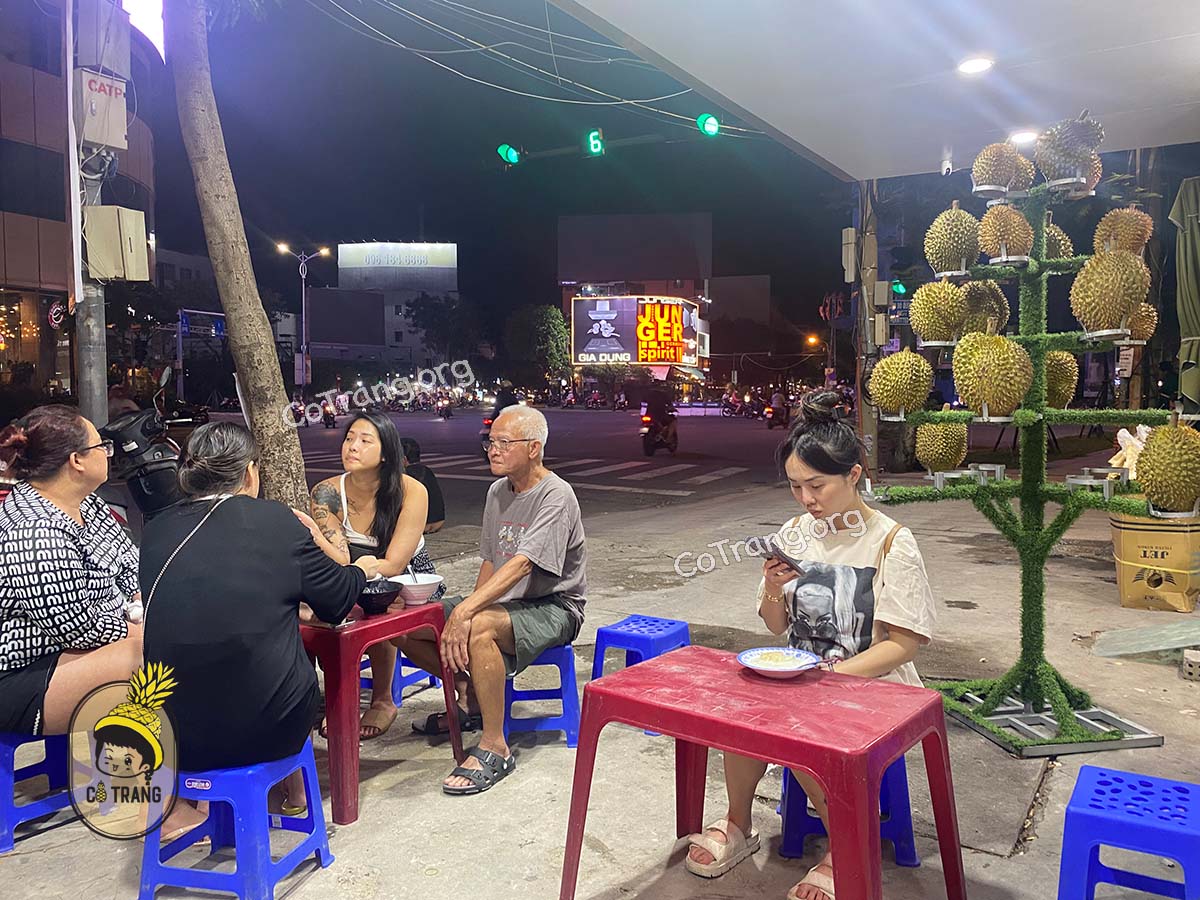 Không gian và món ăn thực tế tại Quán