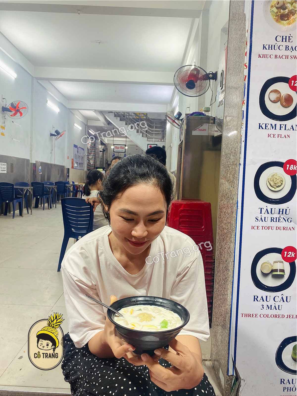 Không gian và món ăn thực tế tại Quán