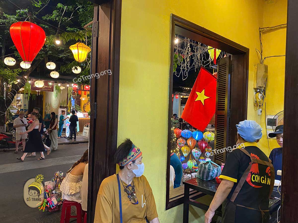 Không gian tại Cơm gà Nga Hội An