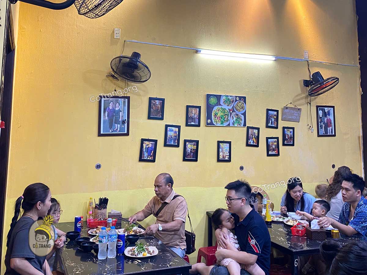 Không gian tại Cơm gà Nga Hội An