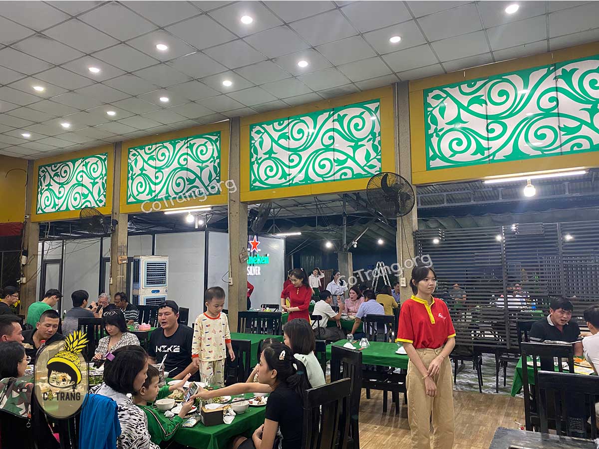 Không gian và món ăn tại Quán