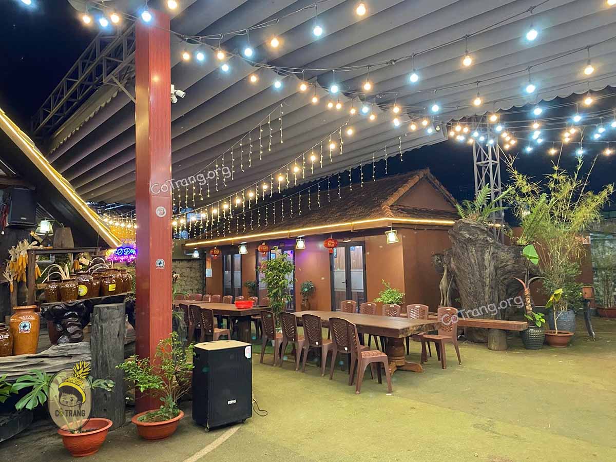 Không gian tại Nhà hàng Dăm San Gia Lai