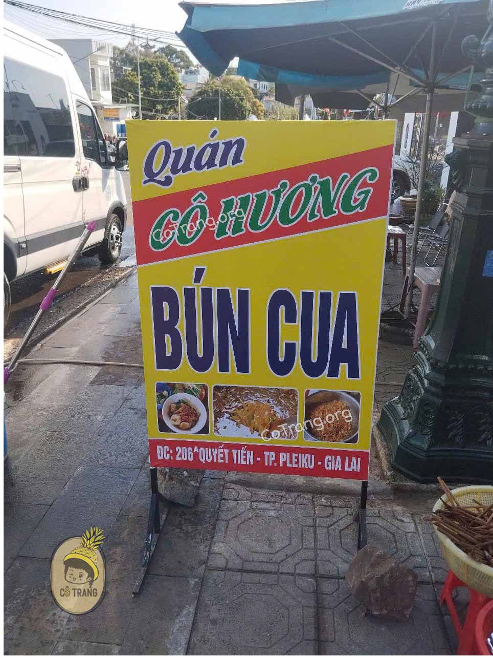 Khôn gian và món ăn tại Bún Cua Cô Hương Gia Lai