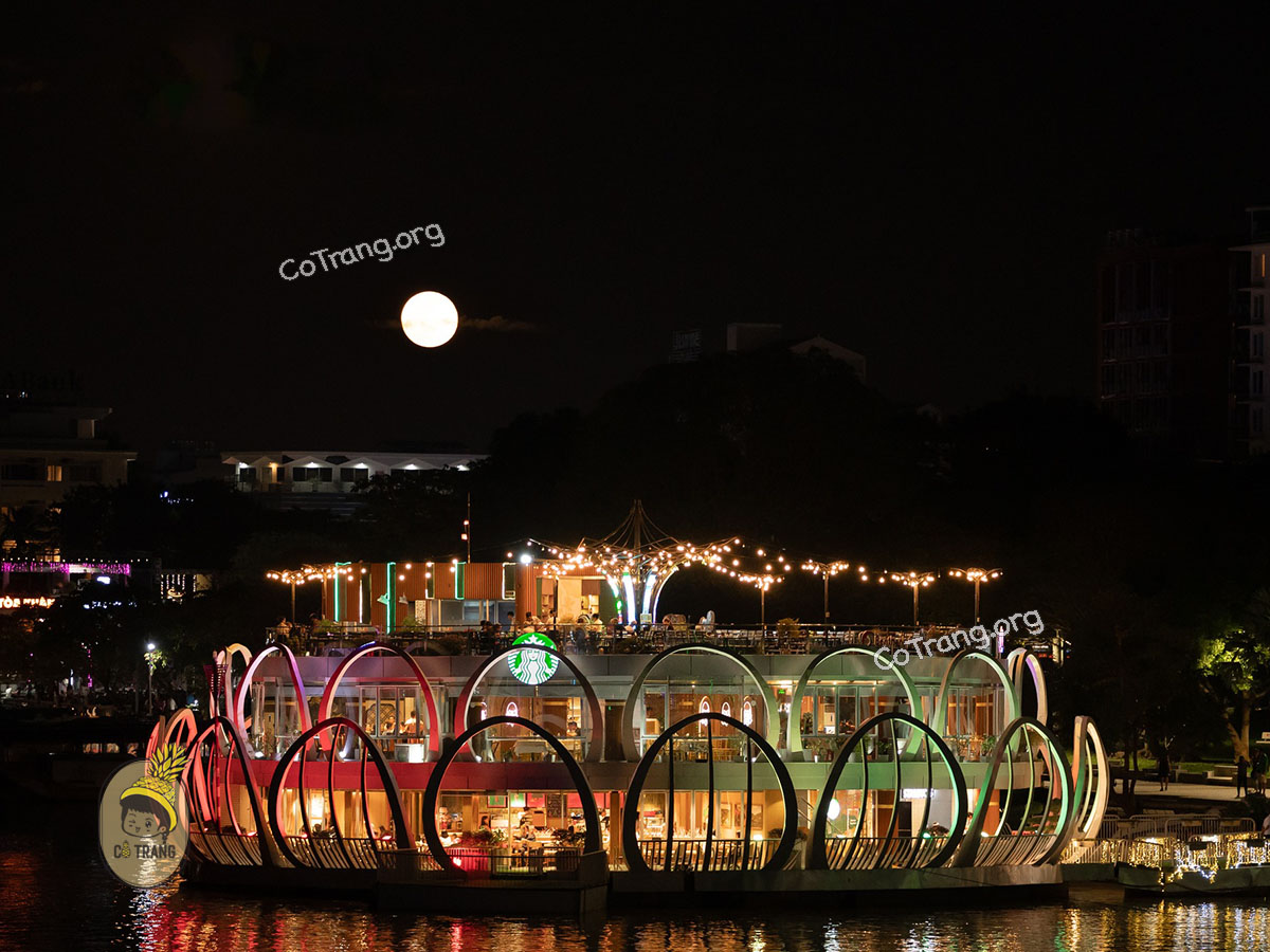 Không gian tại Starbucks Huế