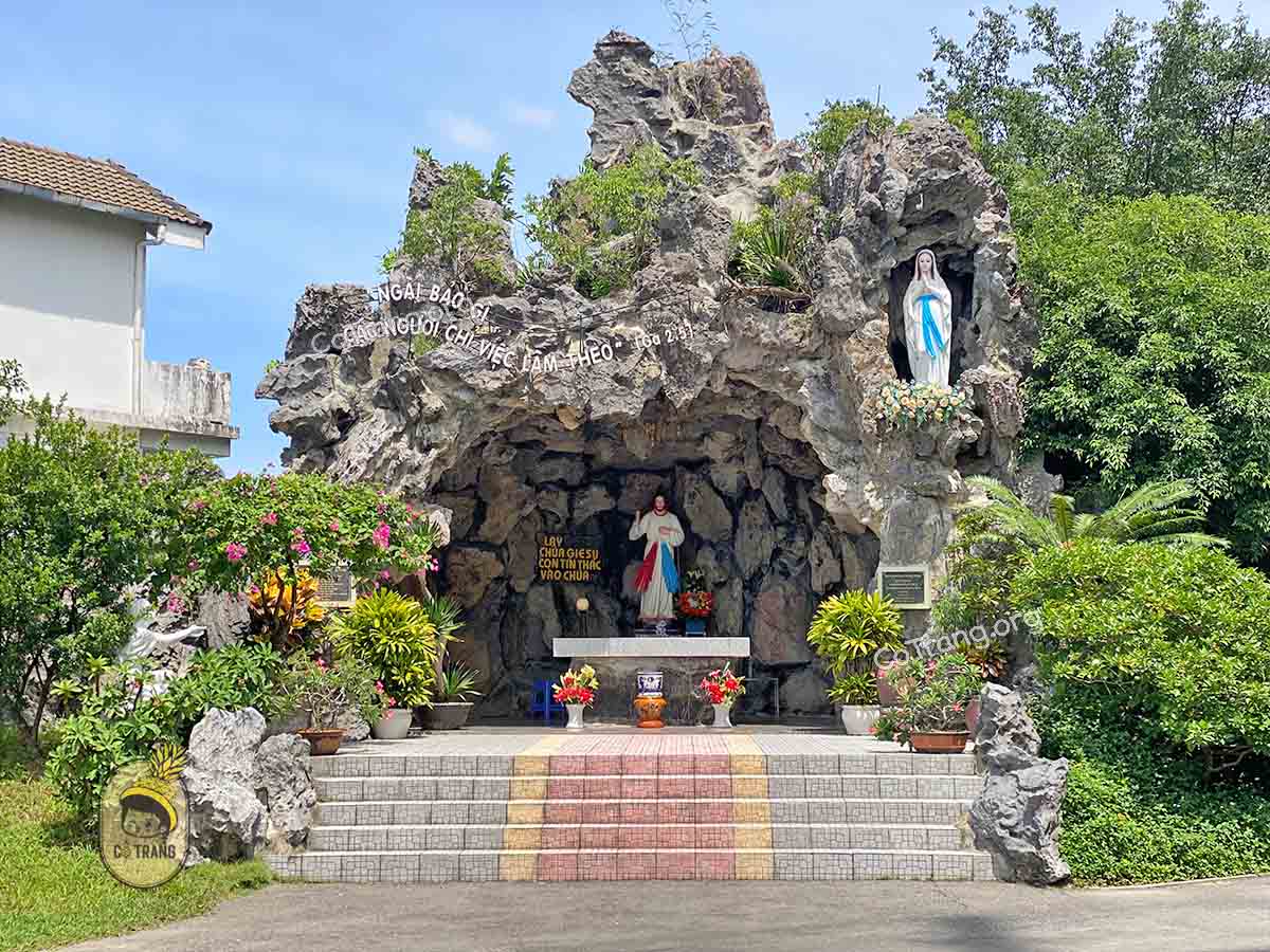 Không gian thực tế tại Nhà Thờ Phủ Cam Huế
