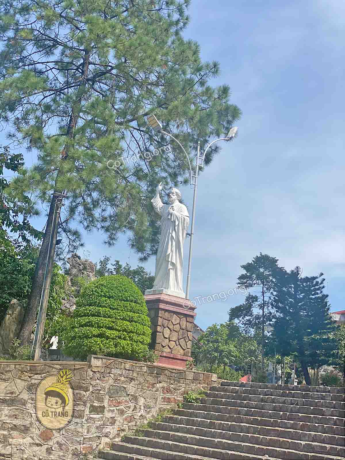 Không gian thực tế tại Nhà Thờ Phủ Cam Huế