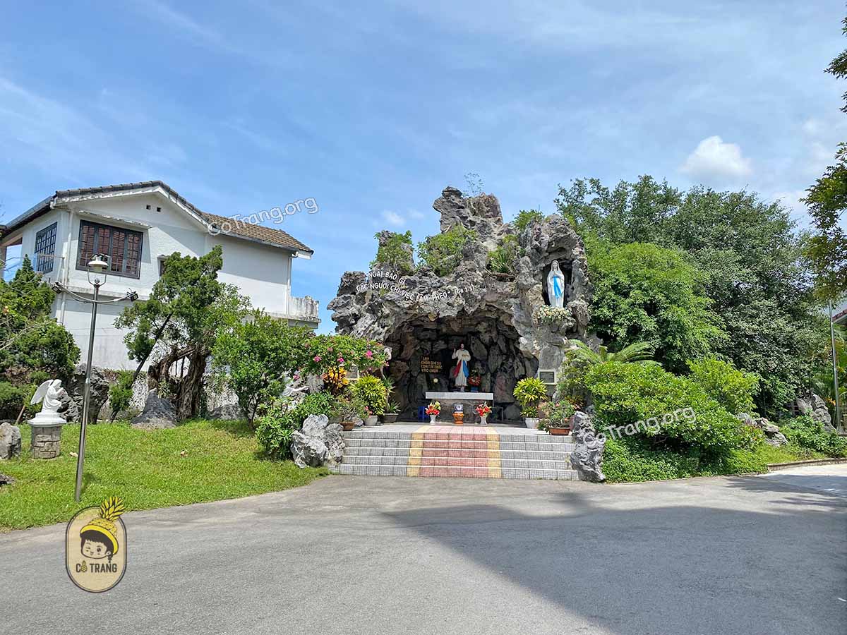 Không gian thực tế tại Nhà Thờ Phủ Cam Huế