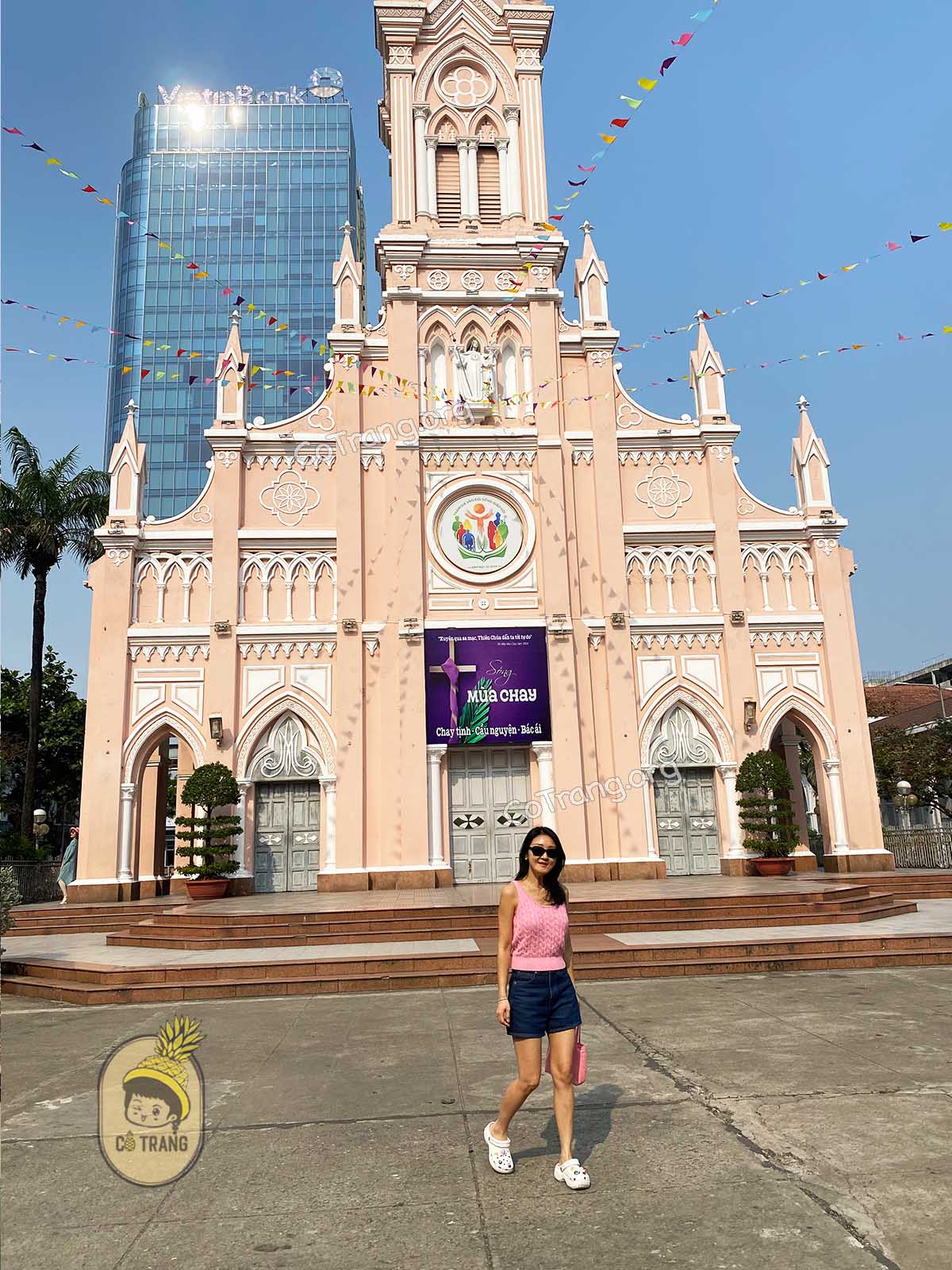 Góc check-in tại Nhà Thờ Con Gà Đà Nẵng
