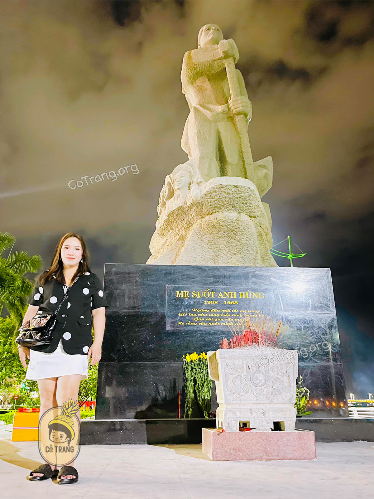 Góc check-in tại Tượng Đài Mẹ Suốt