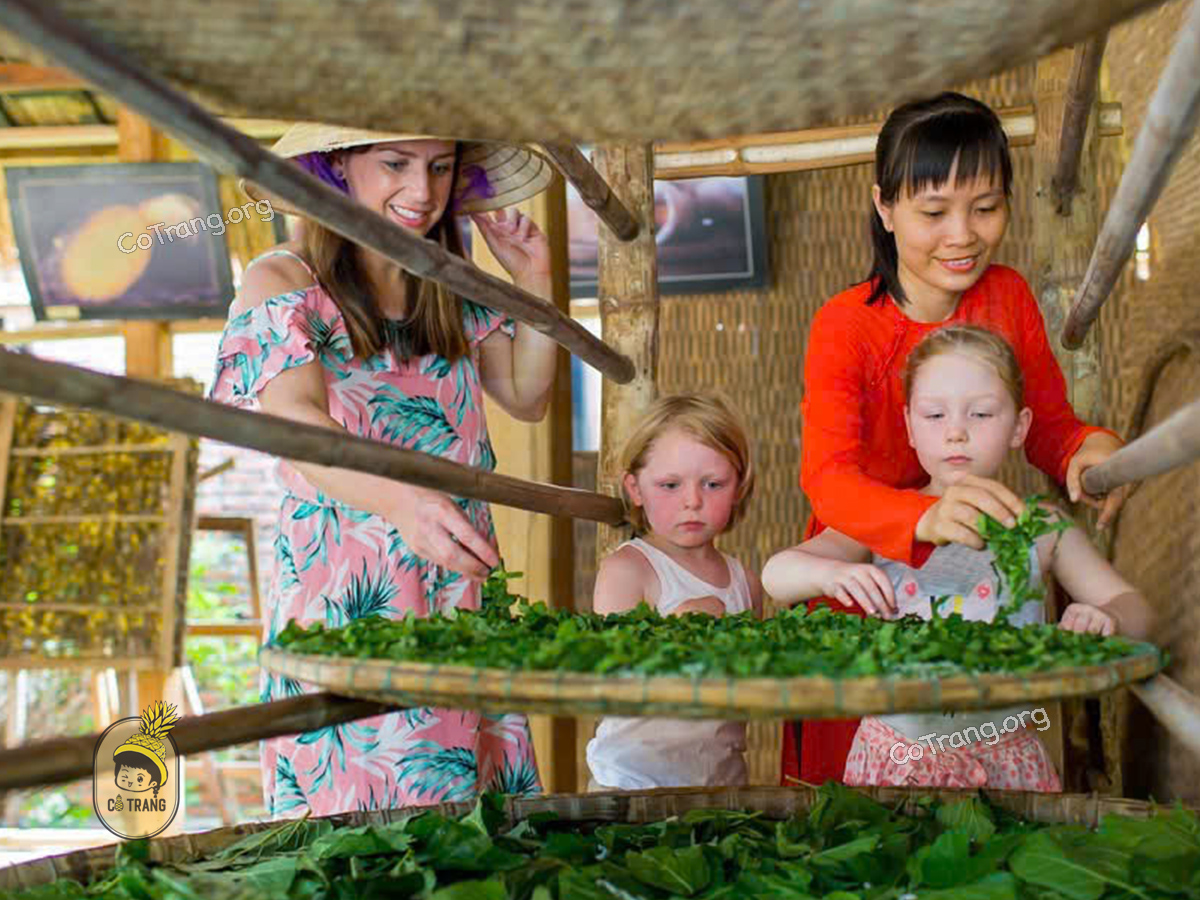 Không gian bên trong tại Làng lụa Hội An (ảnh sưu tầm)
