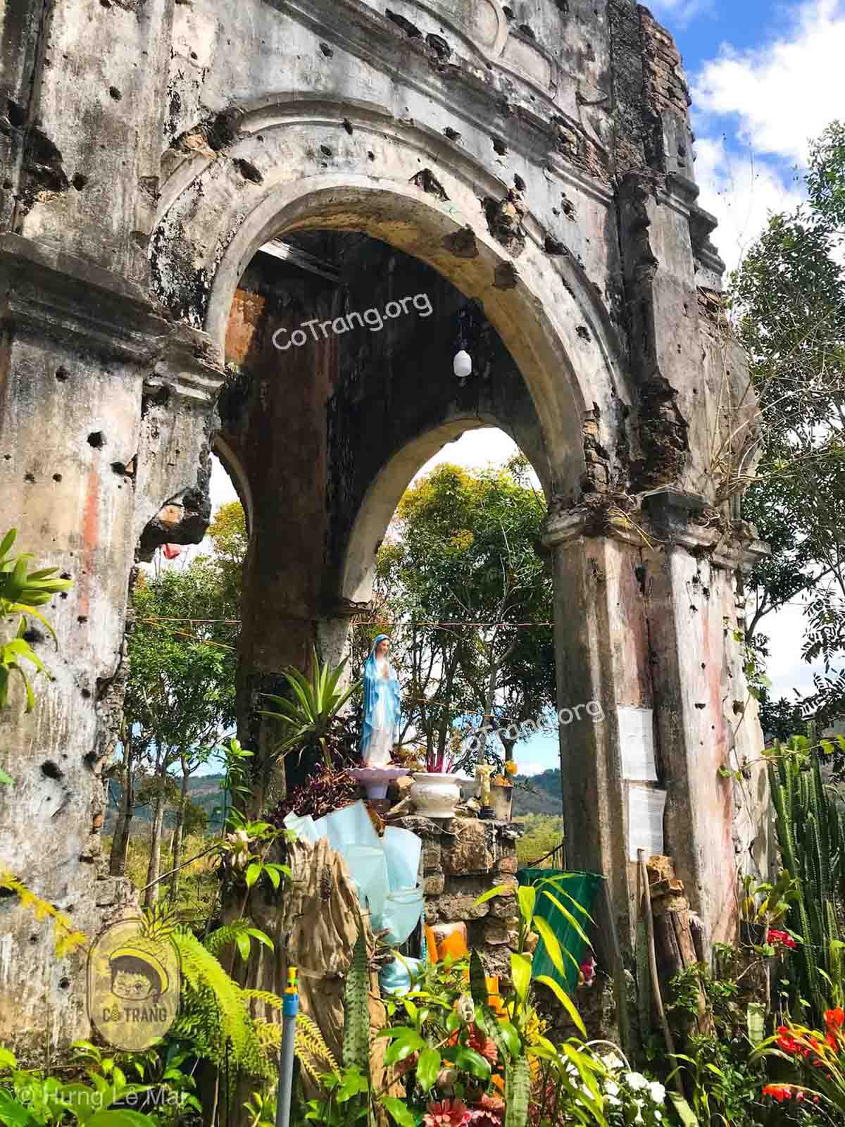 Không gian thực tế tại Nhà Thờ Cổ H’Bâu Gia Lai (ảnh sưu tầm)