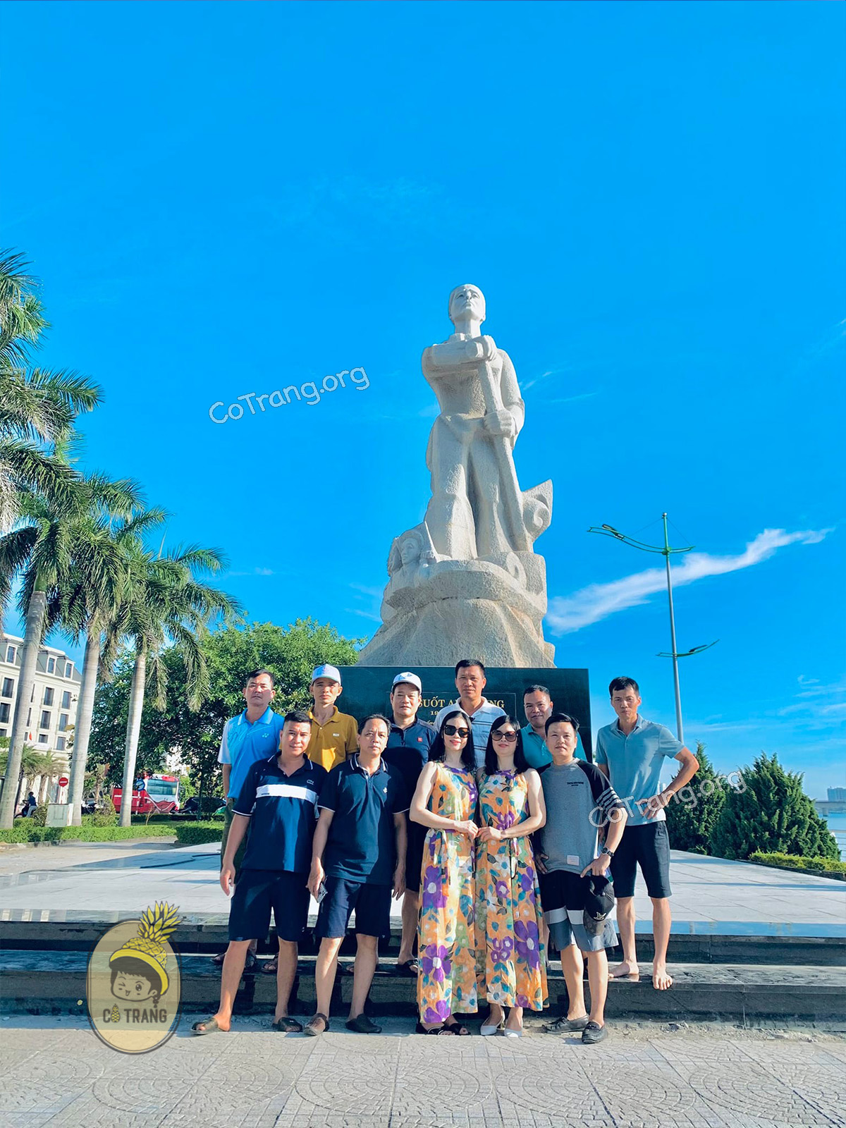 Góc check-in tại Tượng Đài Mẹ Suốt