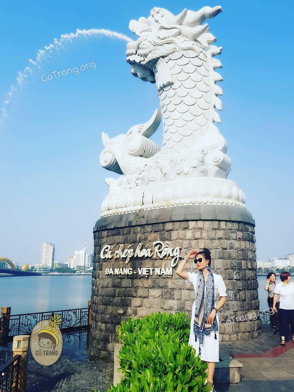 Góc checkin tại Tượng Cá Chép Hoá Rồng Đà Nẵng 