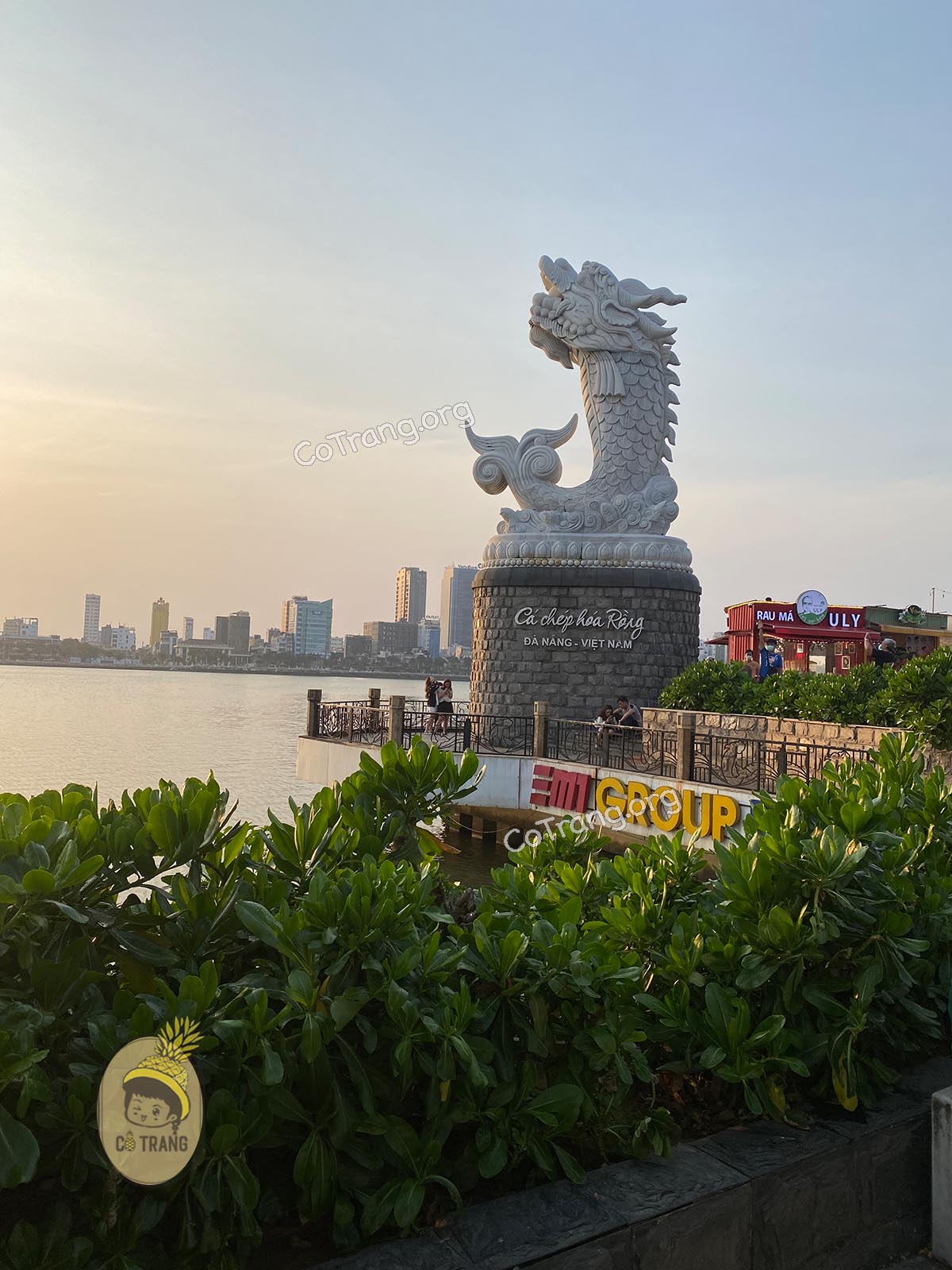 Không gian tại Tượng Cá Chép Hoá Rồng Đà Nẵng 