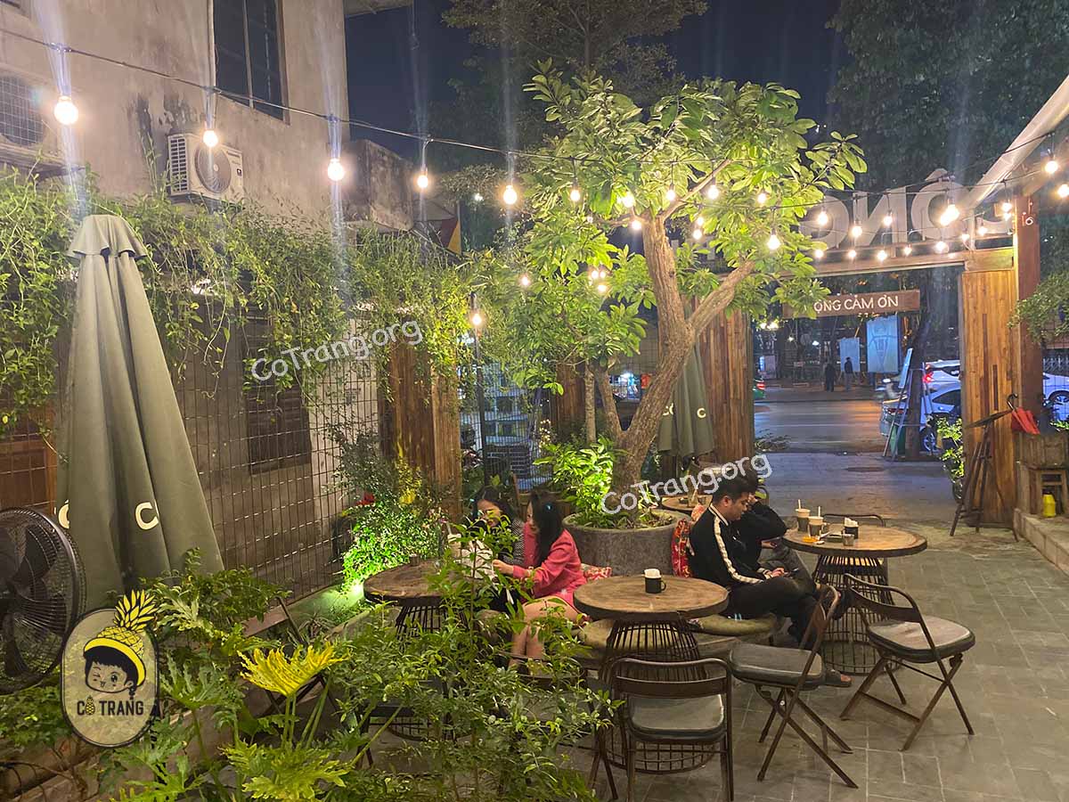 Không gian và đồ uống tại Cộng Cafe Vinh
