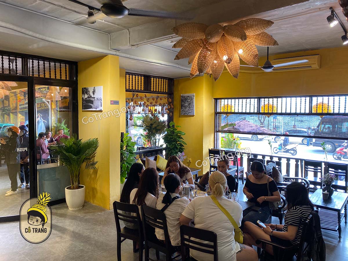 Không gian đồ uống thực tế tại Út Tịch Cafe