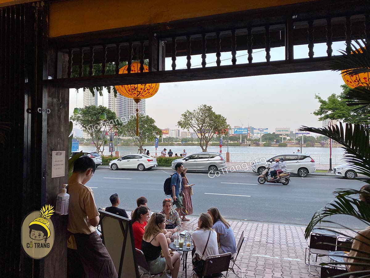 Không gian đồ uống thực tế tại Út Tịch Cafe