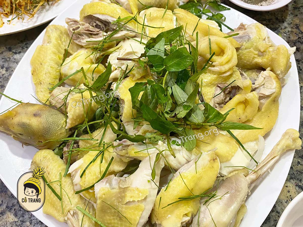 Không gian và món ăn thực tế tại Nhà Hàng Đặc Sản Gà Sáu Cường