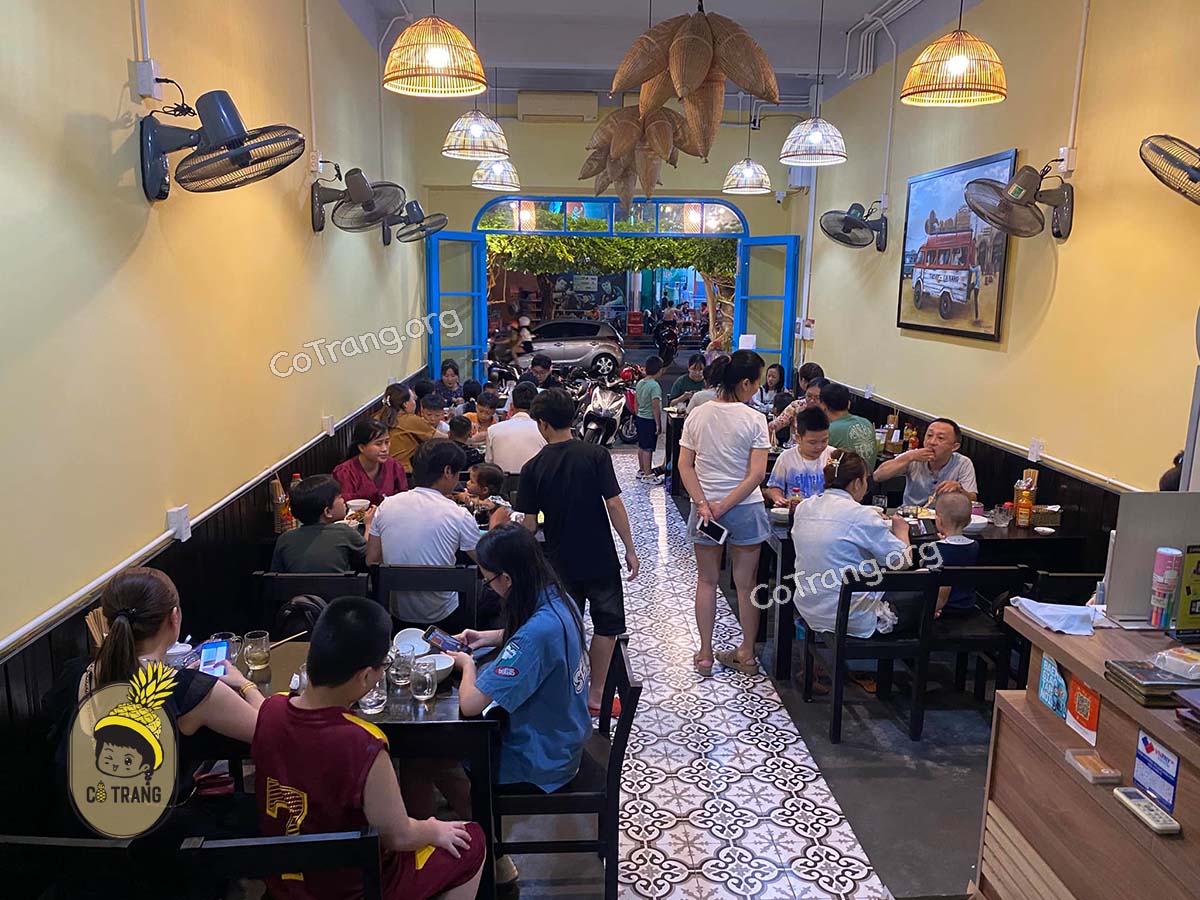 Không gian thực tế tại Cơm Gà Bà Nguyệt Tam Kỳ