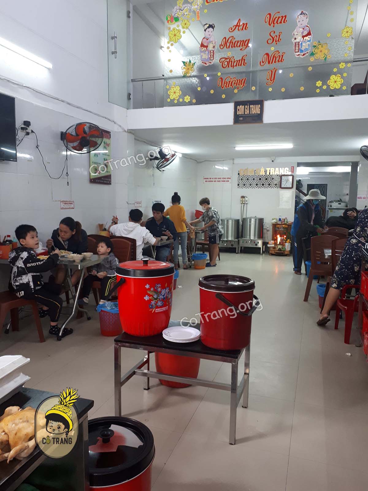 Không gian ăn thực tế tại Cơm Gà Trang Đà Nẵng
