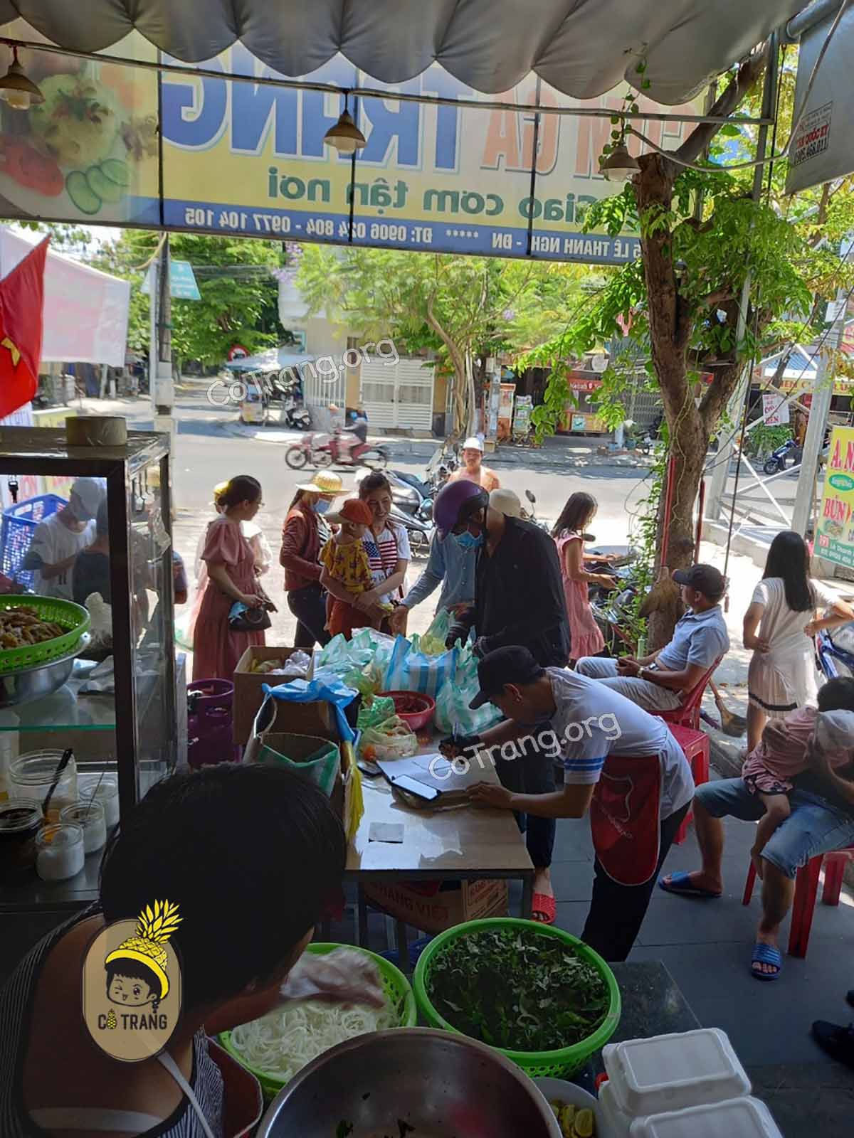 Không gian ăn thực tế tại Cơm Gà Trang Đà Nẵng