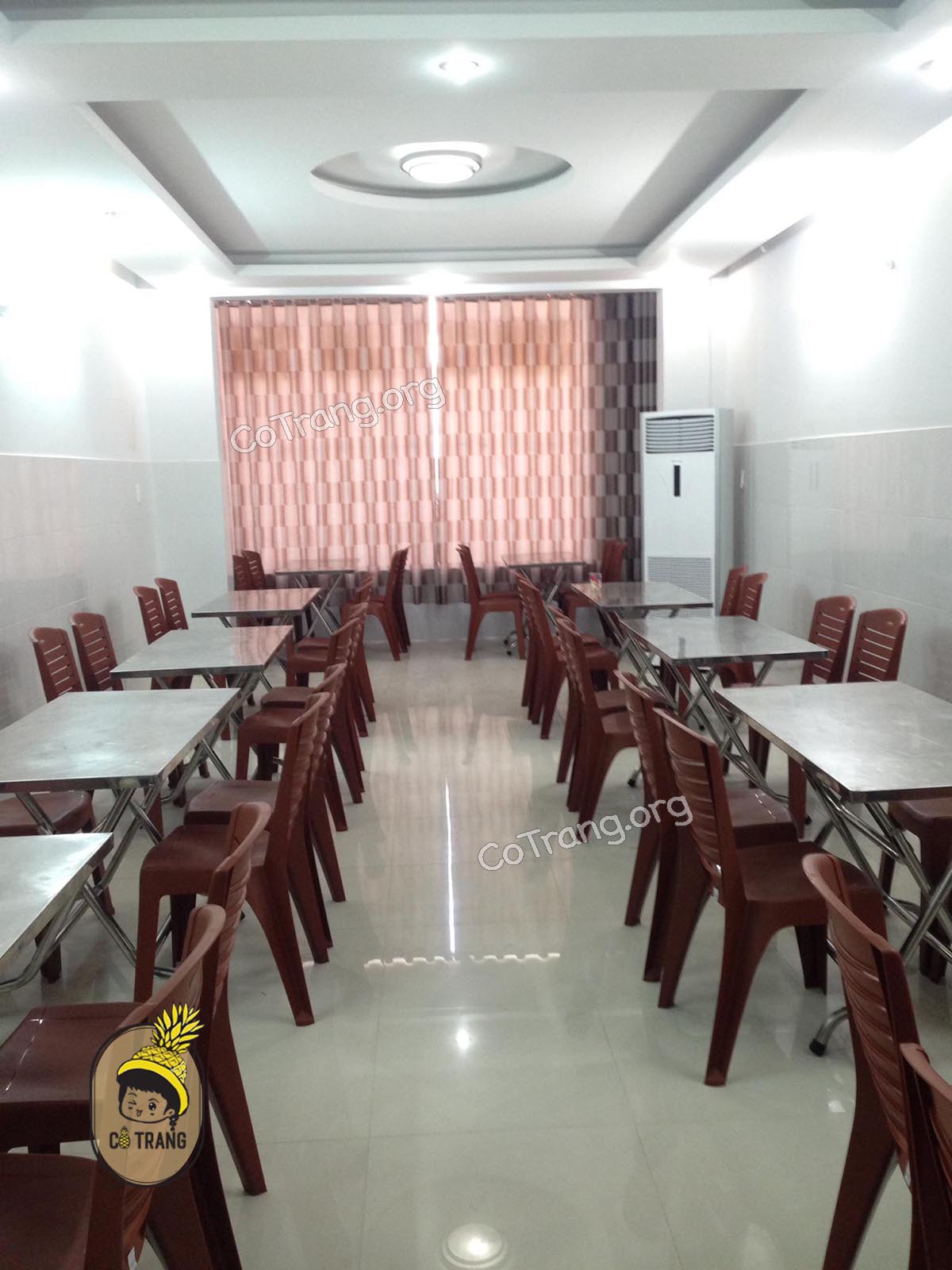 Không gian ăn thực tế tại Cơm Gà Trang Đà Nẵng