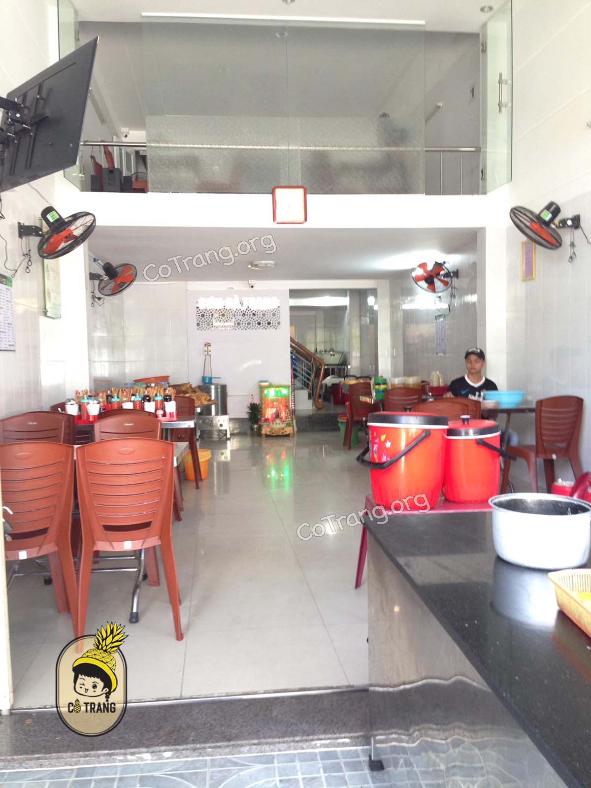 Không gian ăn thực tế tại Cơm Gà Trang Đà Nẵng