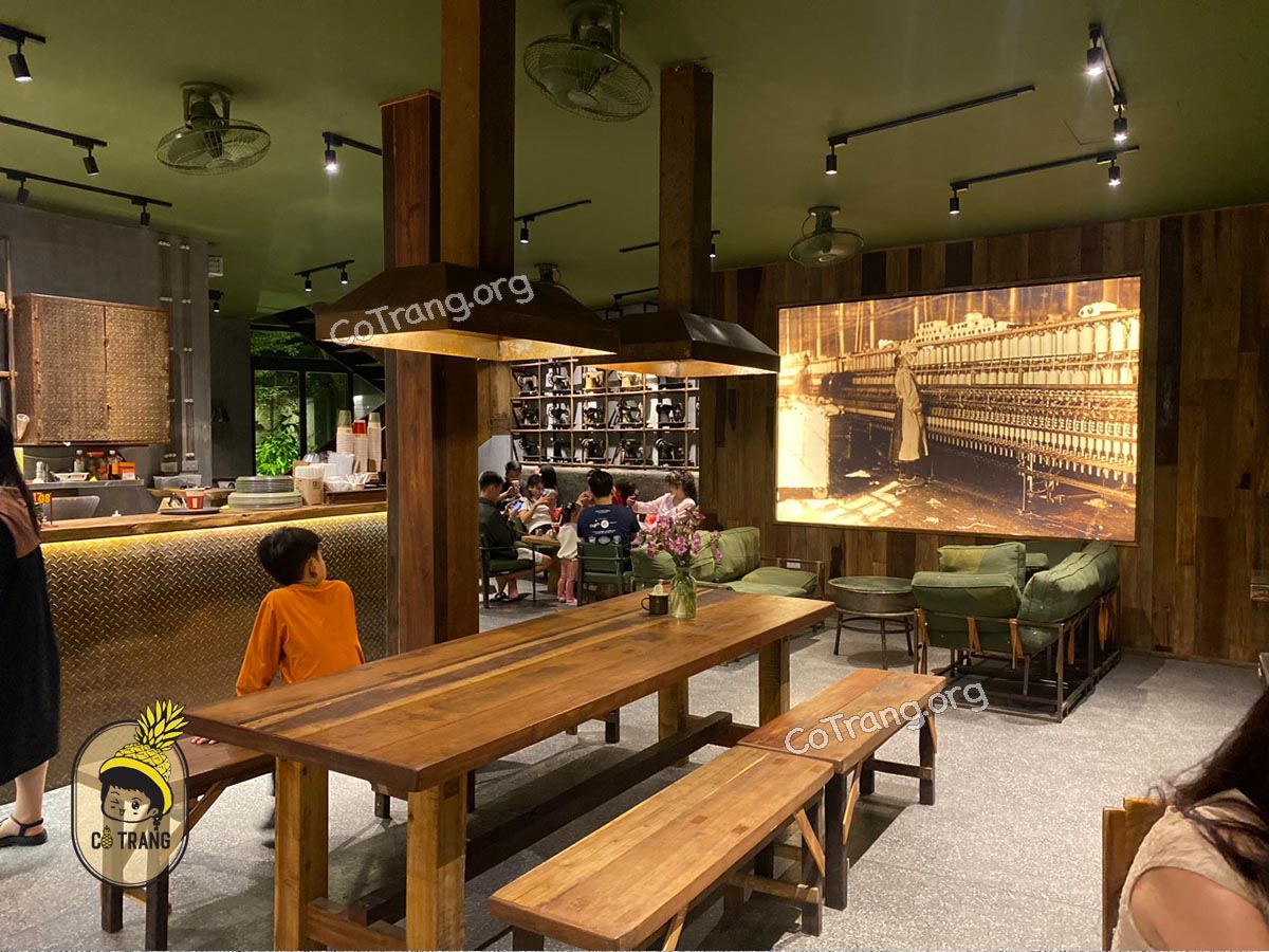 Không gian và đồ uống tại Cộng Cafe Vinh