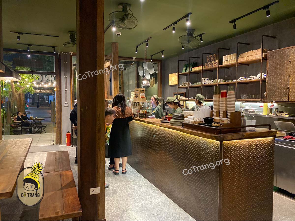Không gian và đồ uống tại Cộng Cafe Vinh