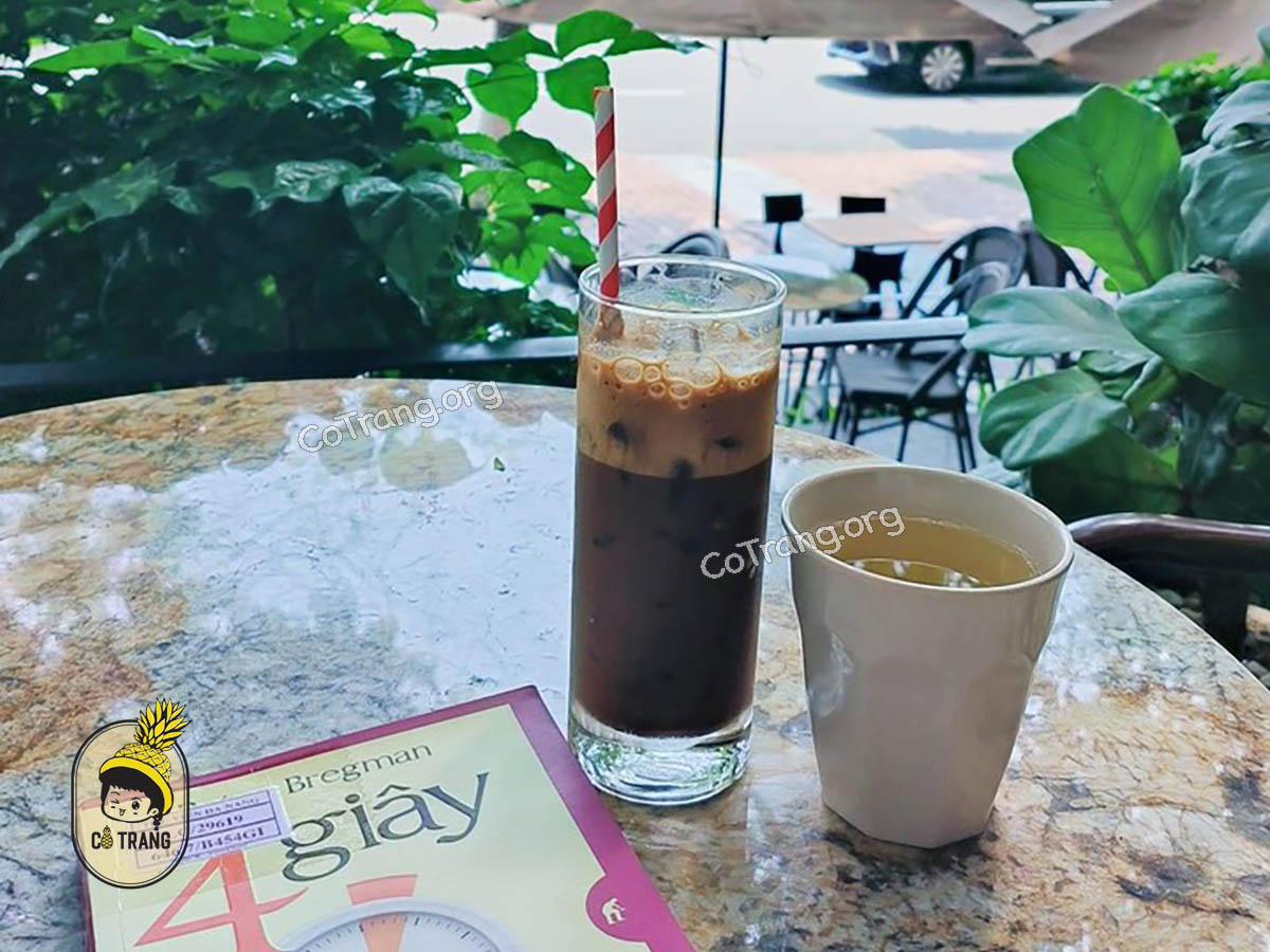 Không gian và đồ uống tại The Books Garden Cafe Đà Nẵng