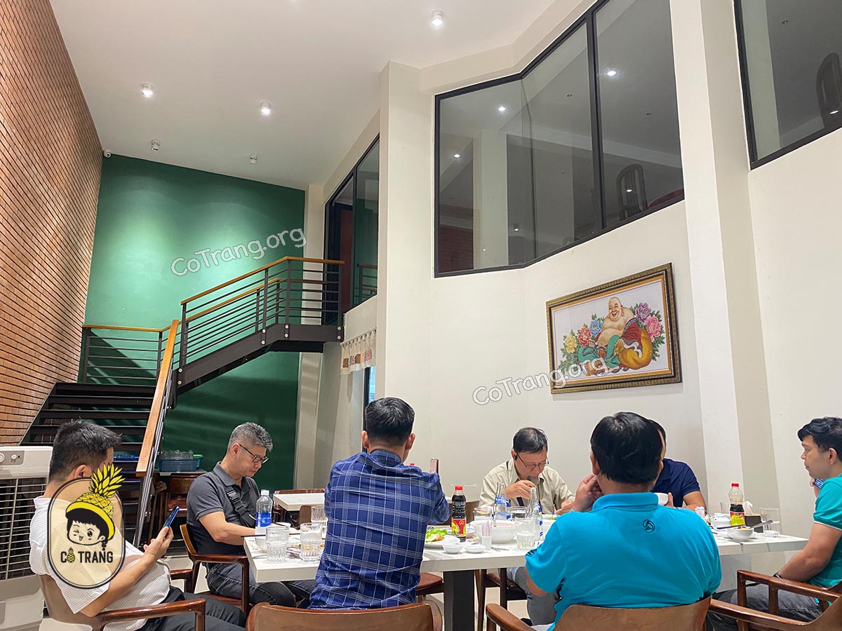 Không gian và món ăn thực tế tại Nhà Hàng Hồng Ngọc Đà Nẵng