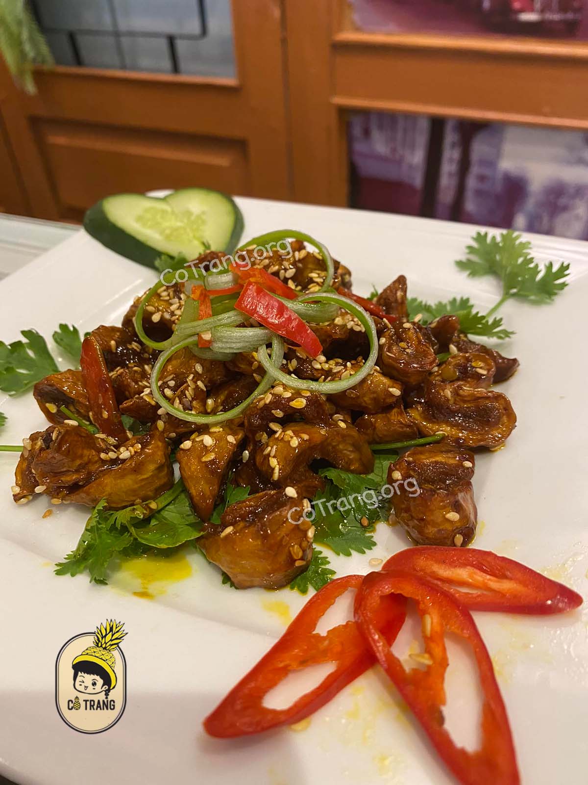 Không gian và món ăn thực tế tại Tiệm Chay Xưa