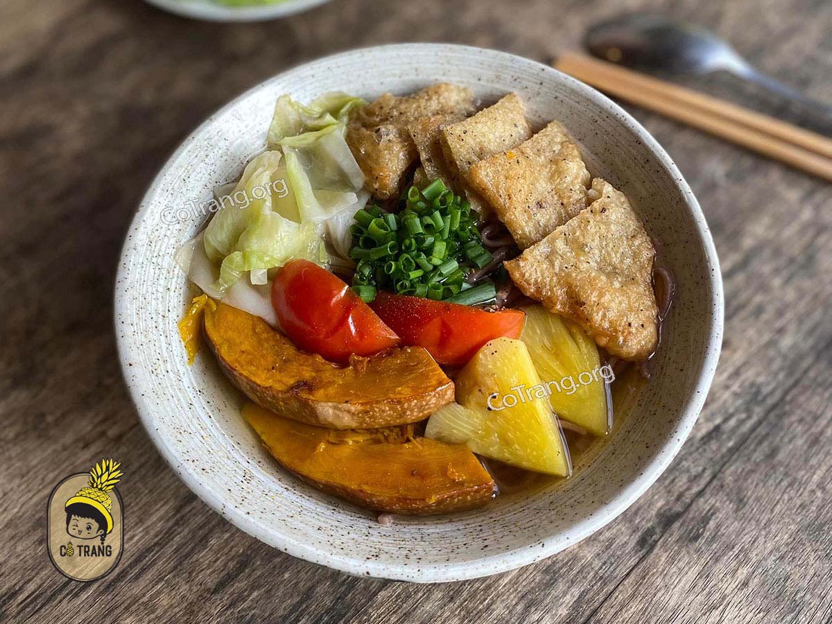 Không gian và món ăn thực tế tại Quán 