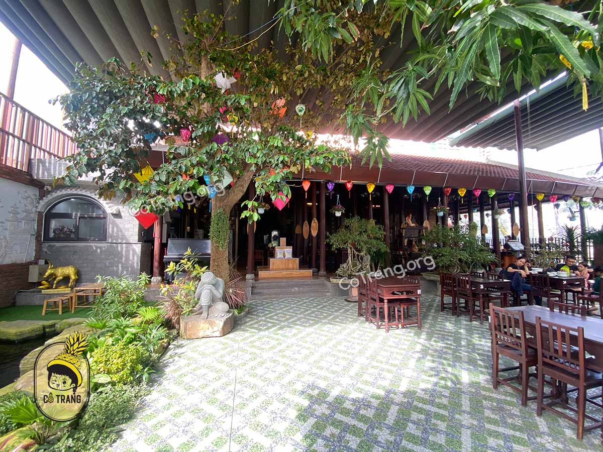 Không gian và món ăn thực tế tại Quán 