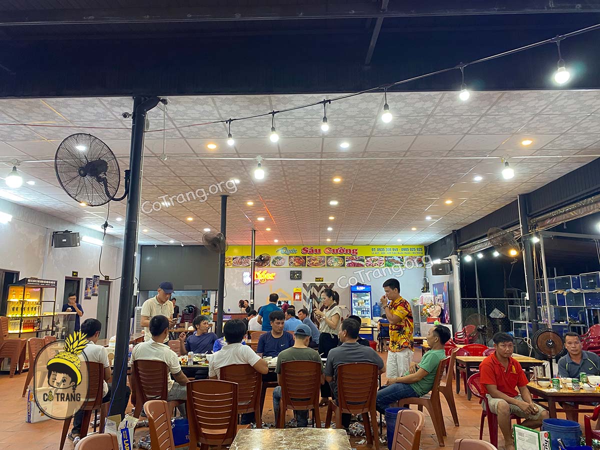 Không gian và món ăn thực tế tại Nhà Hàng Đặc Sản Gà Sáu Cường