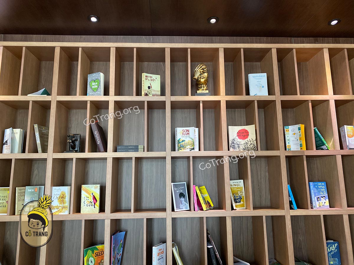 Không gian và đồ uống tại The Books Garden Cafe Đà Nẵng