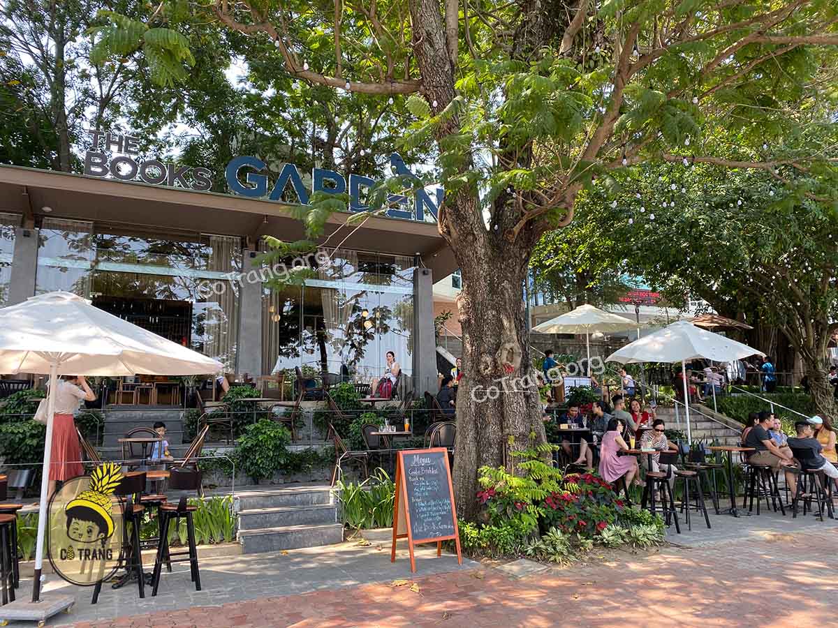 Không gian và đồ uống tại The Books Garden Cafe Đà Nẵng