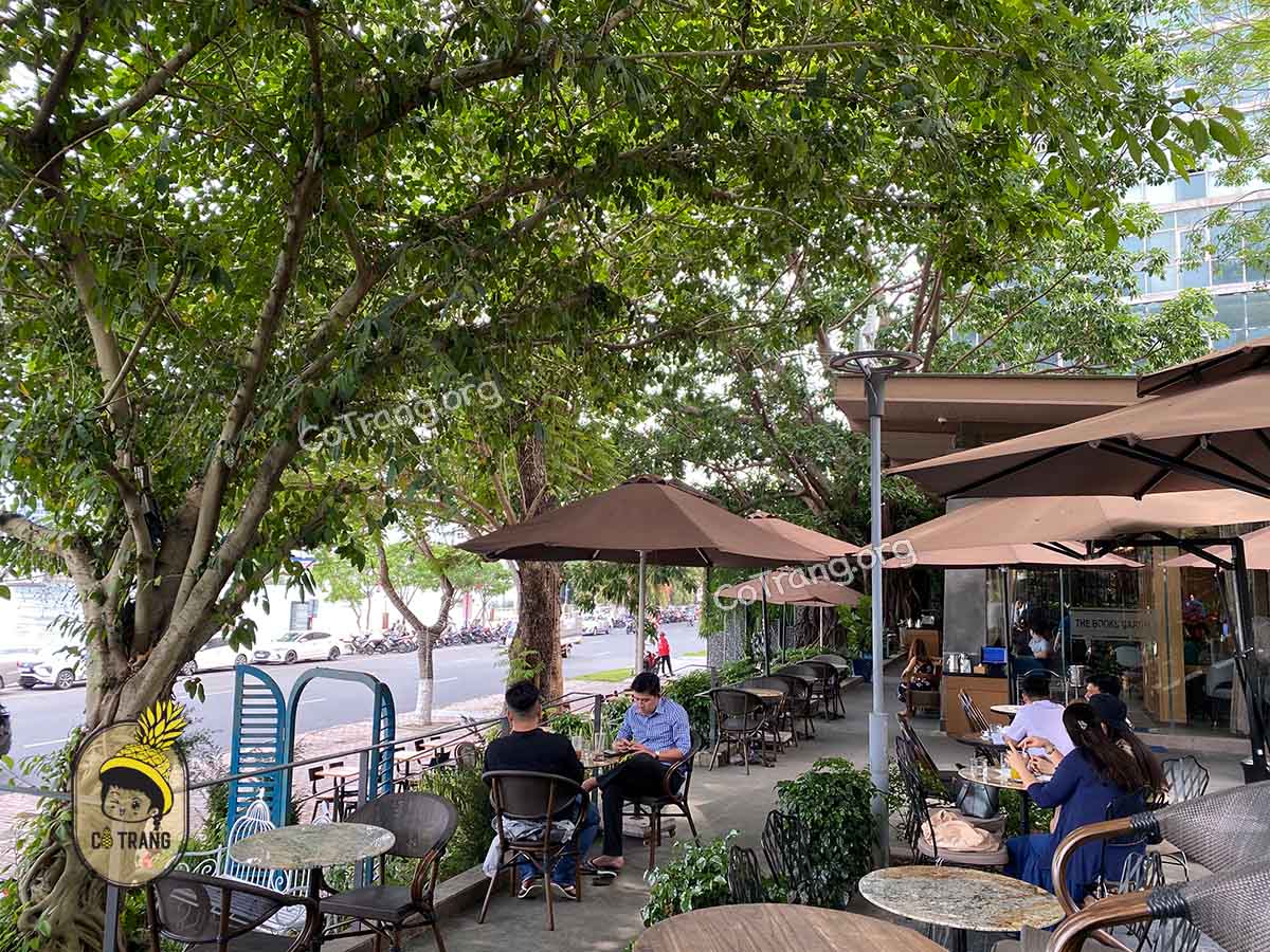 Không gian và đồ uống tại The Books Garden Cafe Đà Nẵng